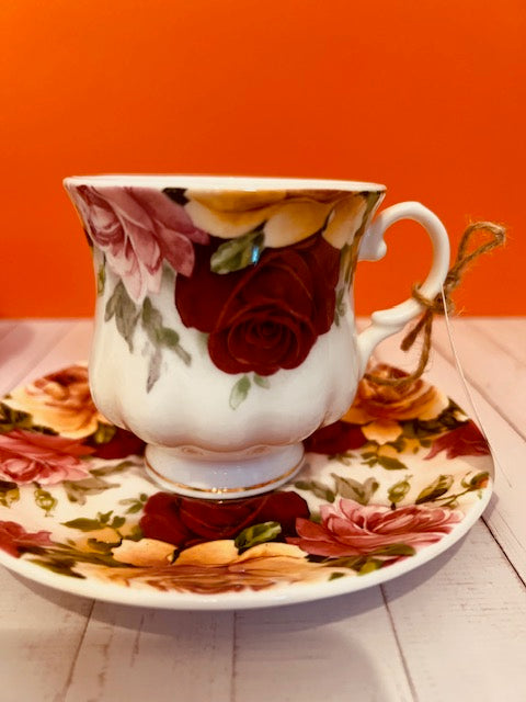 Candela in tazza vintage inglese con rose rosse, rosa e gialle