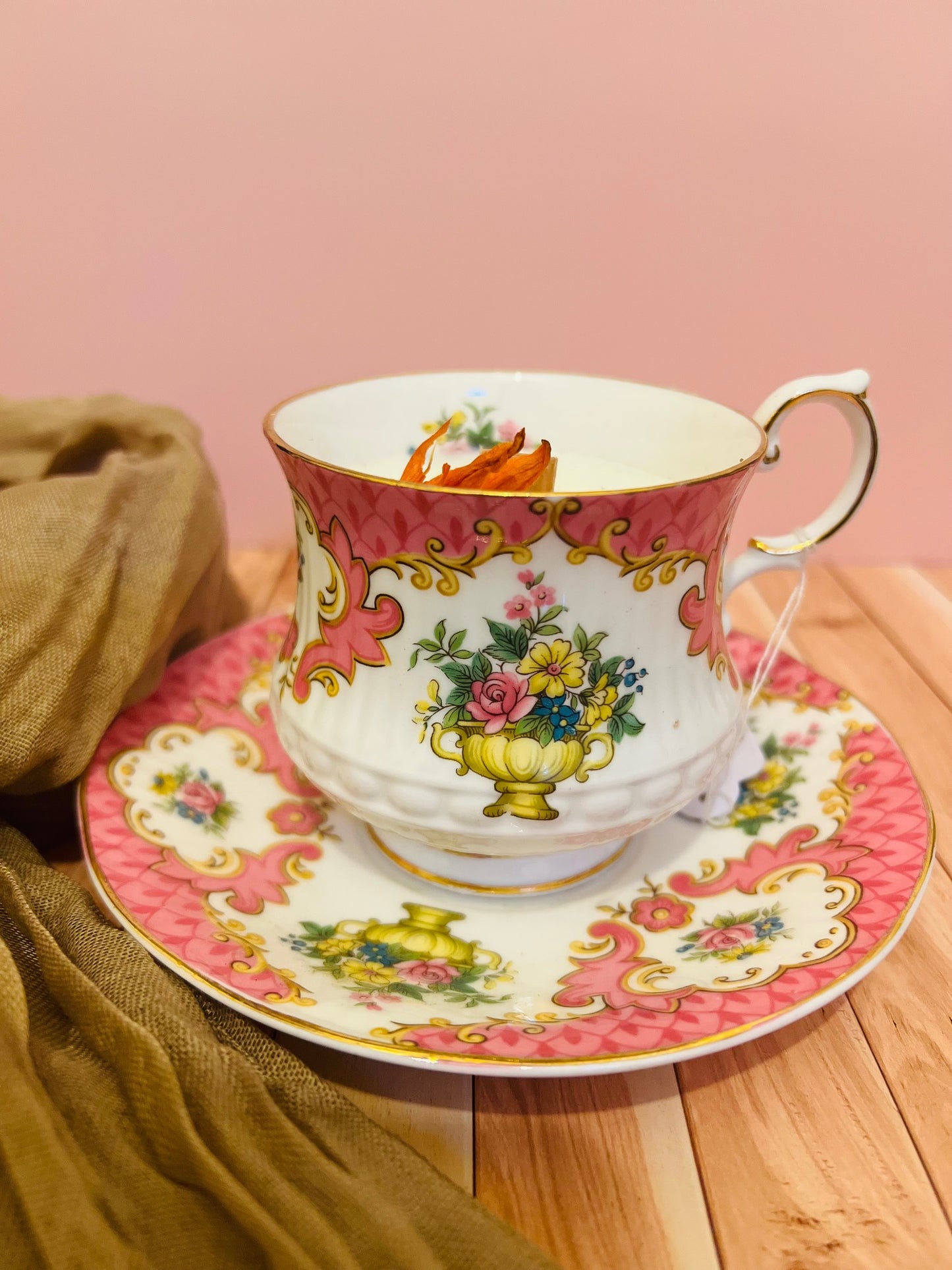 Candela in tazza rosa inglese con fiori