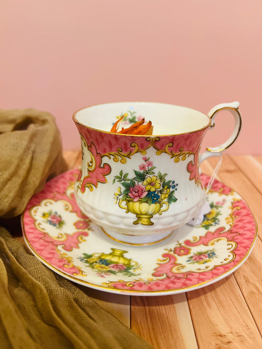 Candela in tazza rosa inglese con fiori