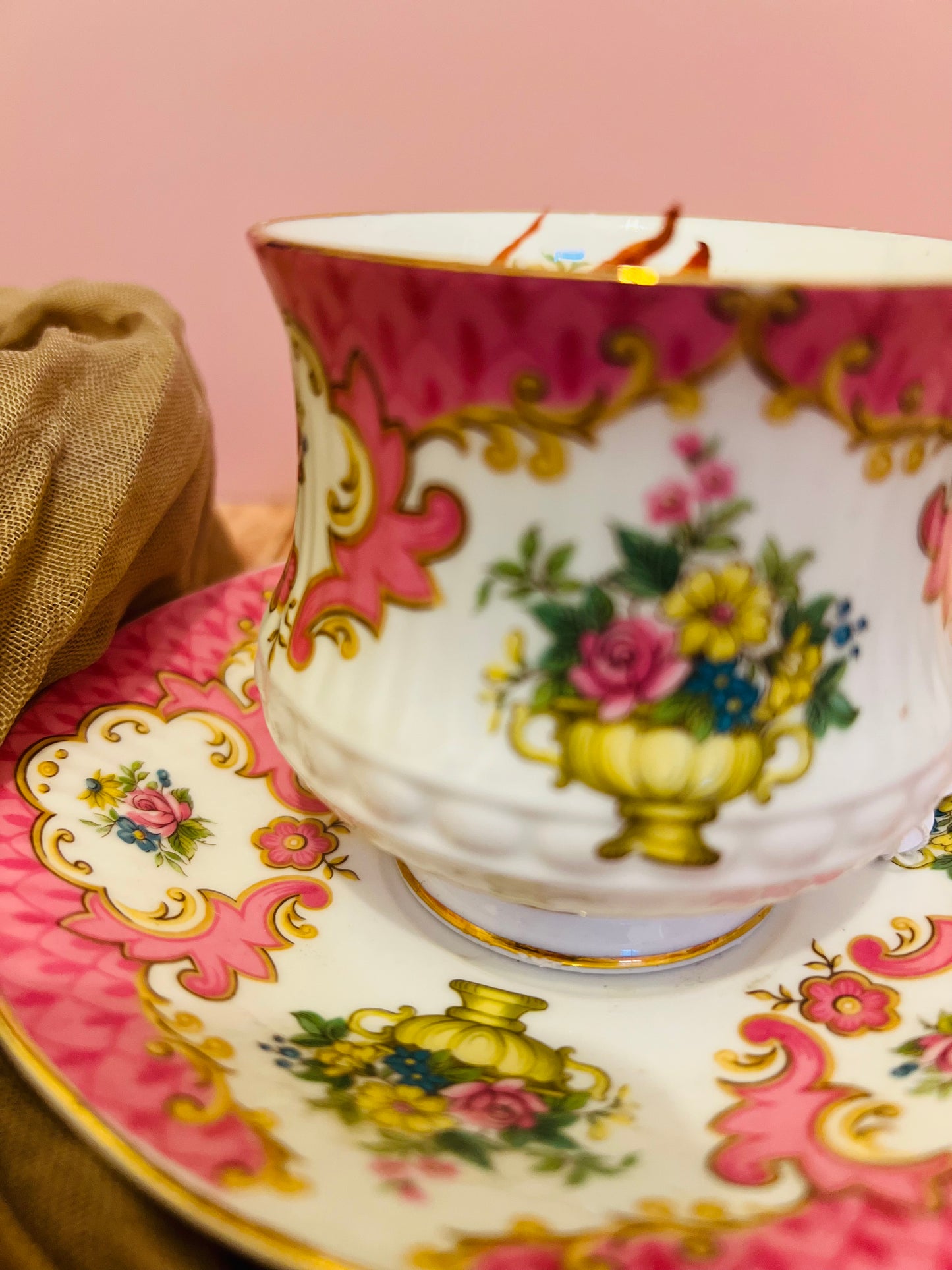 Candela in tazza rosa inglese con fiori