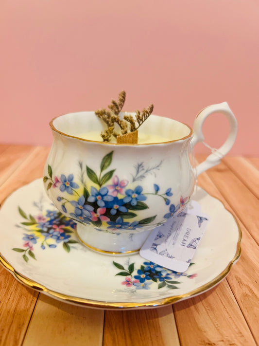 Candela in tazza vintage inglese con fiori blu e rosa