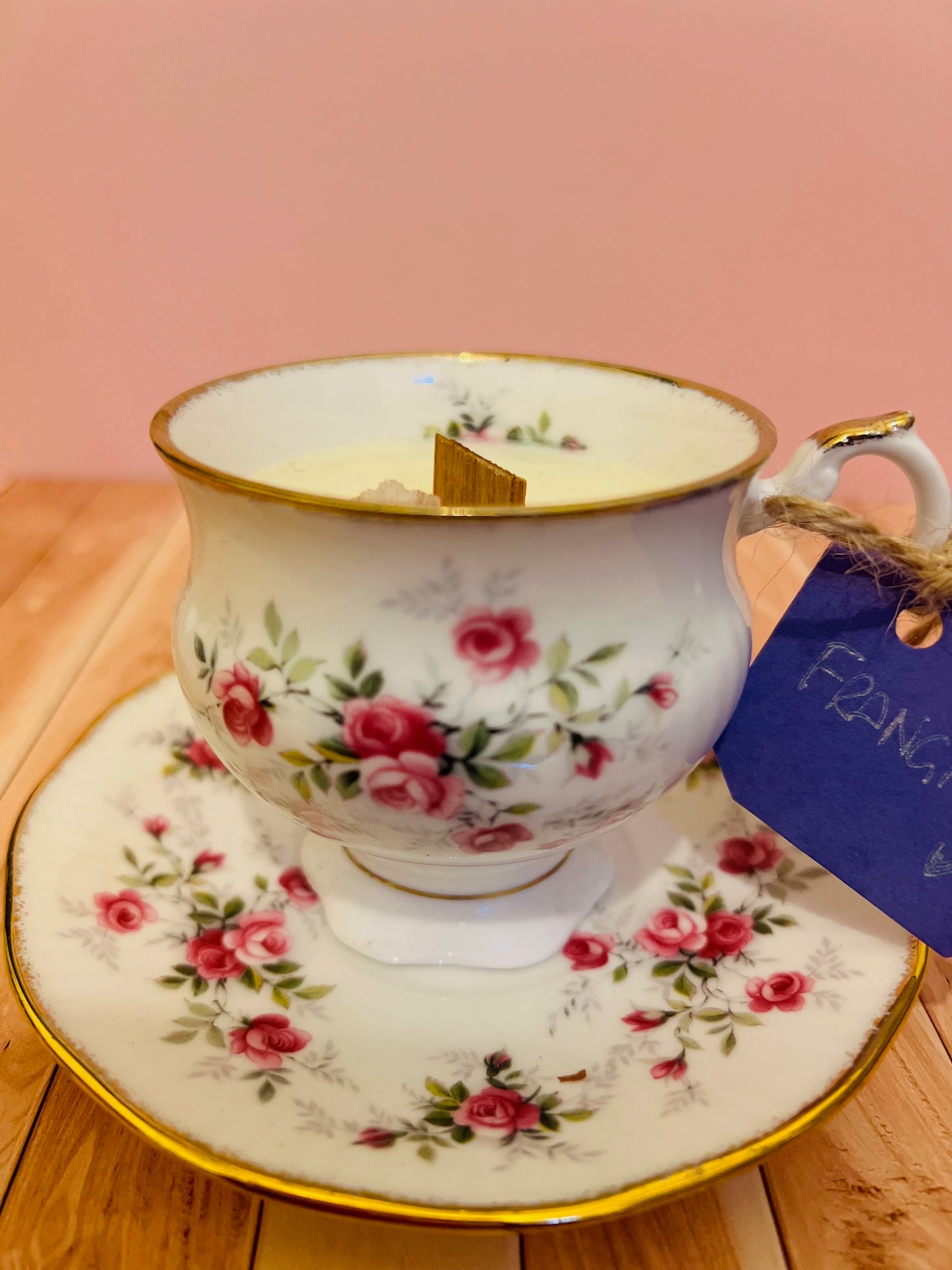 Candela in tazza vintage inglese con fiori rosa