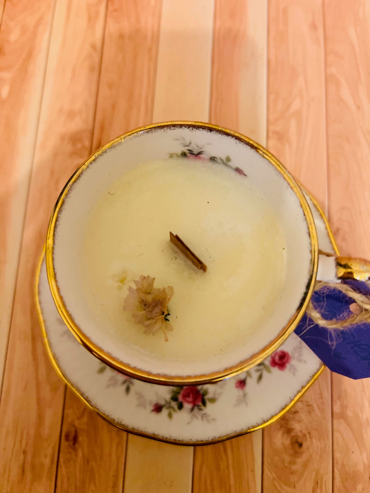Candela in tazza vintage inglese con fiori rosa