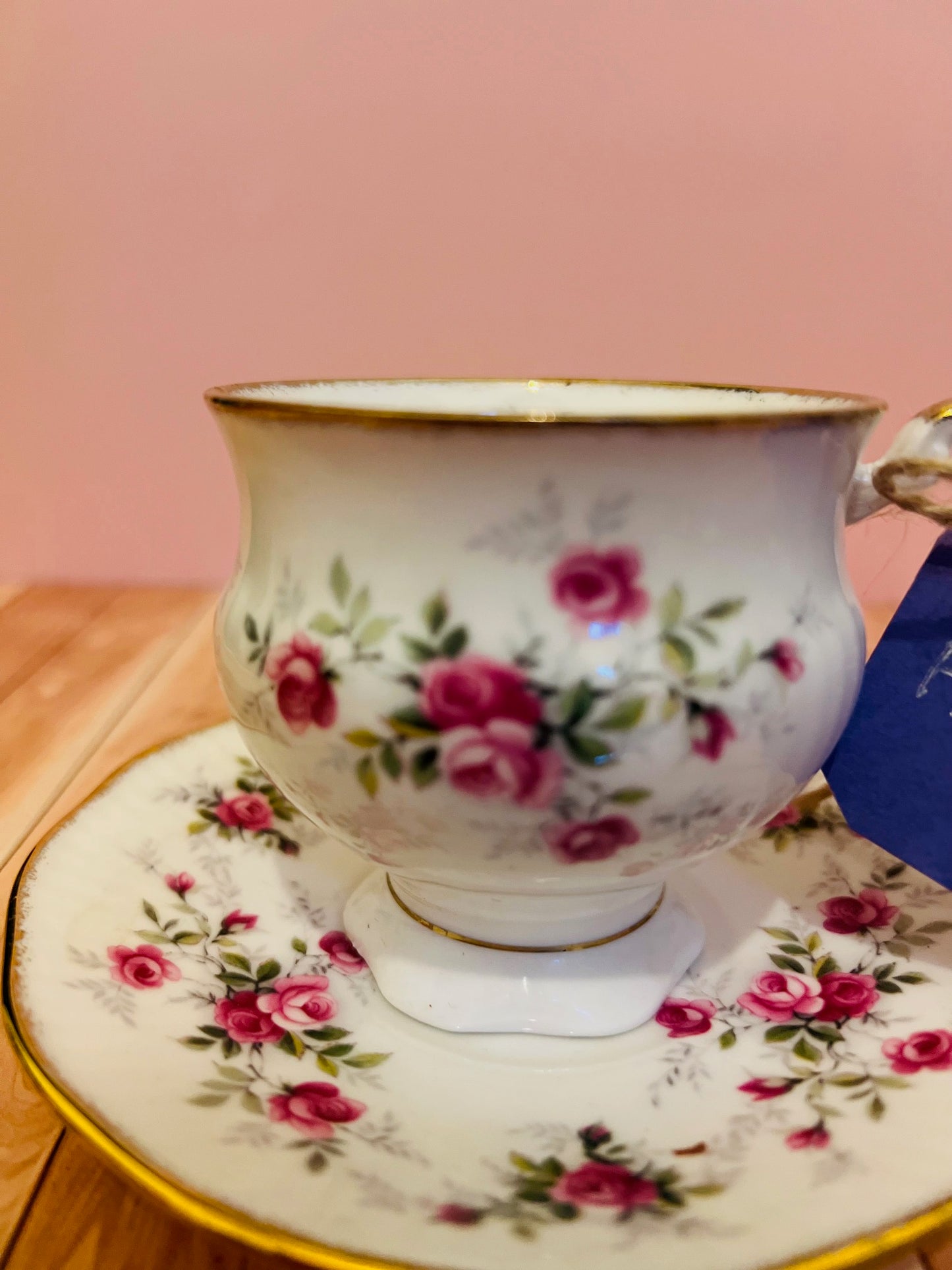 Candela in tazza vintage inglese con fiori rosa