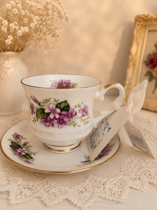Candela in tazza vintage inglese con fiorellini lilla