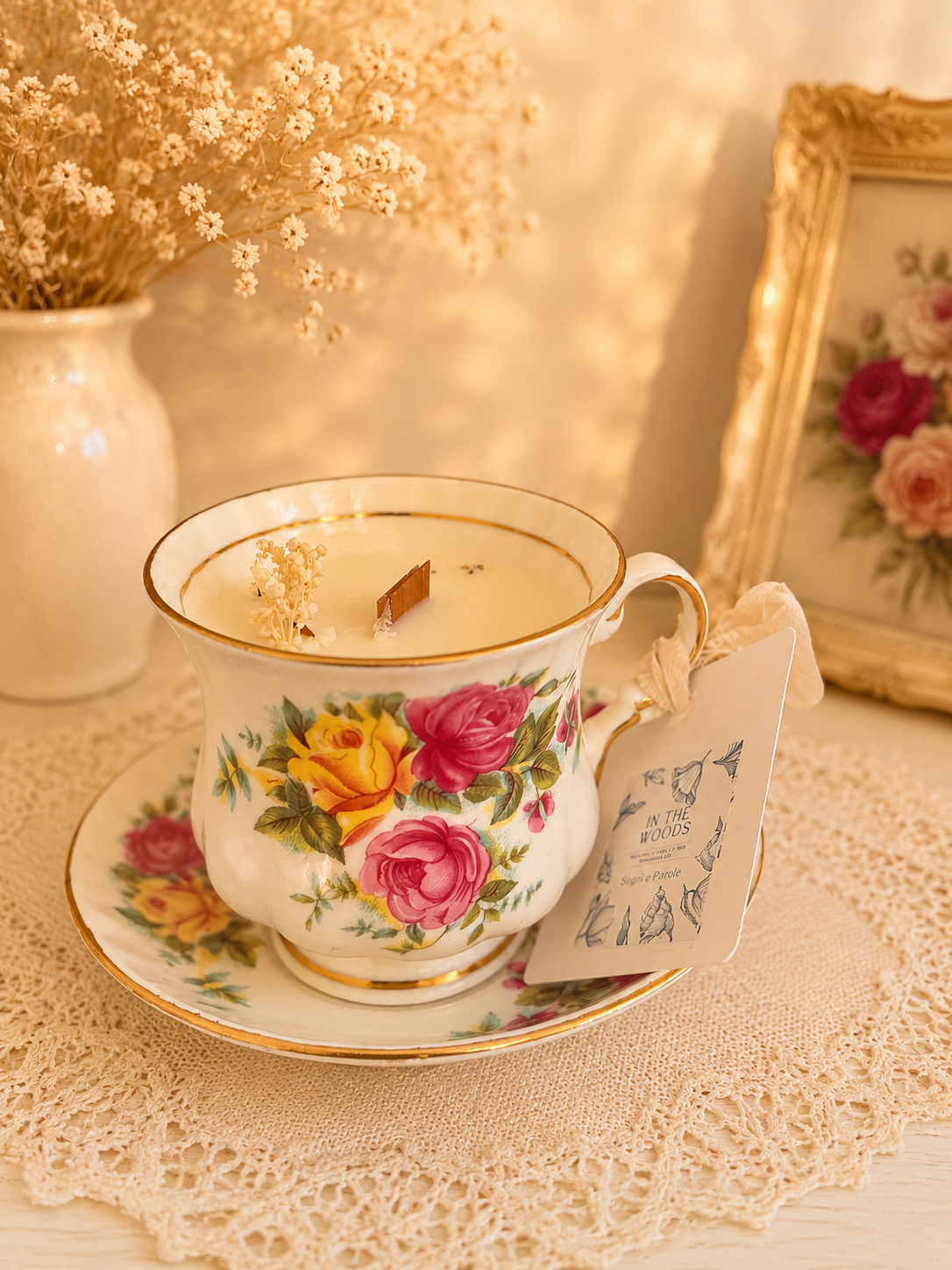 Candela in tazza vintage inglese con rose gialle, rosa e rosse